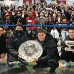 サポーターに２冠を報告するヴィッセル神戸の（右から）吉田孝行監督、前川黛也、扇原貴宏、司会の槙野智章さん＝14日午後、神戸市中央区東川崎町１（撮影・大田将之）