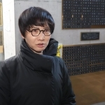 祖父の銘板を取り付けたとみさわかよのさん＝１４日午後、神戸市中央区加納町６、東遊園地（撮影・笠原次郎）