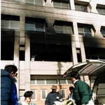 火事の跡が残る高橋病院に、避難所から戻る入院患者ら＝１９９５年１月３０日、神戸市長田区海運町２