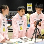 天体望遠鏡を組み立てる大久保中の生徒＝姫路市神屋町