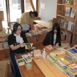 子ども用の私設図書スペースを設けるため、本の整理をする住民たち＝丹波市青垣町佐治、本町の家