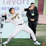 ギネス記録更新に向け紙飛行機を投げる阪神タイガースの梅野隆太郎選手＝神戸市兵庫区御崎町１