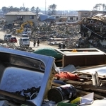 １３年前に発生した東日本大震災。住宅街は津波にのまれた＝２０１１年３月、宮城県名取市閖上