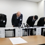 豊岡市立中の教諭が無免許運転で事故を起こした会見で頭を下げる市教育委員会の嶋公治教育長ら（左から２人目）＝豊岡市役所