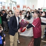 神戸市職員らに出迎えられるアンドレス・イニエスタさん＝１８日午後、神戸市中央区加納町６（撮影・小林良多）