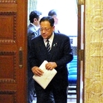政倫審の委員室から退出する関芳弘衆院議員＝18日午前、国会内