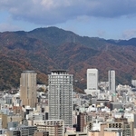 神戸の市街地から望む六甲山地。活断層の活動によって隆起したとされる（撮影・笠原次郎）
