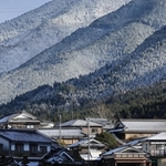 降り積もった雪で真っ白になった山沿いの集落＝１９日午前、兵庫県神河町大山