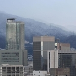 雪で白く染まった六甲山地＝１９日午前、神戸市中央区東川崎町１から（撮影・大田将之）