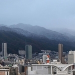 雪で白く染まった六甲山地＝１９日午前、神戸市中央区東川崎町１から（撮影・大田将之）