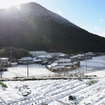 雪が降り積もった山沿いの集落＝１９日午前、兵庫県神河町大山