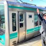 一日駅長として体験できる発車の際の業務（ＪＲ西日本提供）