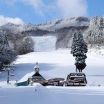 一面に雪が積もったハチ北高原スキー場＝１９日午後、兵庫県香美町村岡区大笹