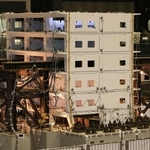鉄筋コンクリート造６階建てのマンションの震動台実験。１階部分の柱や壁面を中心に激しく損傷した＝２０１５年１月、いずれも三木市志染町