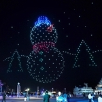 「神戸ハイカラクリスマス」の期間中に披露される予定のクリスマス・ドローンショー＝１９日夜、神戸市中央区波止場町のメリケンパーク（撮影・風斗雅博）