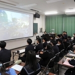 神戸市長田区の火事を伝える音声と動画を見る生徒ら＝須磨友が丘高校