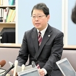 会見する「ともにつくる兵庫みらいの会」共同世話人の津久井進弁護士＝20日午前、神戸市中央区