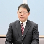 会見する「ともにつくる兵庫みらいの会」共同世話人の津久井進弁護士＝20日午前、神戸市中央区