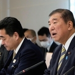 防災立国推進閣僚会議の初会合で発言する石破首相（右）＝20日午前、首相官邸