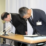 市職員の停職処分を受け、会見で謝罪する姫路市の幹部職員ら＝姫路市役所