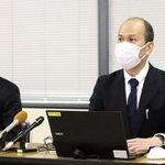神戸市立小で１９年前に起きたいじめ事案を巡り、関係者の処分を説明する市教育委員会の担当者＝２０日午後、神戸市役所