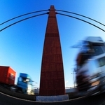 ヤジロベエ橋とも呼ばれる摩耶大橋＝神戸市中央区と灘区の境（魚眼レンズを使用）