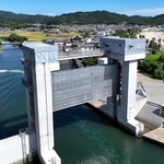 津波に備え、今年整備された水門。臨時情報の発表で南海トラフ巨大地震への警戒は高まった＝南あわじ市阿万塩屋町（ドローンで撮影）