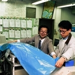 震災から２カ月後、発生直後の様子を記者に説明する饒村曜さん（左）ら＝１９９５年３月９日、神戸市中央区中山手通７