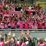 ヴィクトリーナ姫路の初優勝を祝福するファンら＝２１日午後、大阪市港区、Ａｓｕｅアリーナ大阪（撮影・斎藤雅志）