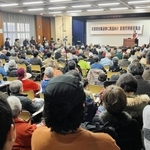 兵庫県知事選を巡る問題について報告が行われた集会。参加者であふれ、大ホール以外にも部屋が用意された＝２２日午後、神戸市中央区中山手通４、市教育会館