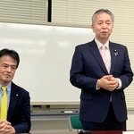 兵庫維新の会の新代表に選出され、記者会見に臨む金子道仁参院議員（右）と現代表の片山大介参院議員＝22日夜、神戸市内