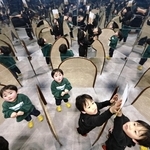 どれが本物？　万華鏡のようになった世界で遊ぶきょうだい＝神戸市中央区港島中町７、バンドー神戸青少年科学館