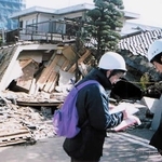 阪神・淡路大震災の直後、被災地の状況を調べる気象庁の職員（気象庁提供）