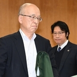 証人尋問のため兵庫県議会調査特別委員会の会合に出席する片山安孝元副知事＝２５日午後、兵庫県庁