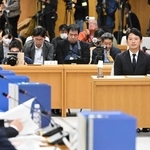 兵庫県議会の百条委員会で証人尋問に応じる斎藤元彦知事＝２５日午後、神戸市中央区（代表撮影） 