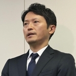 百条委員会を終え、記者の質問に答える兵庫県の斎藤元彦知事＝２５日午後、神戸市中央区