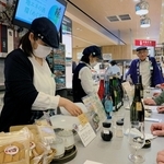 蔵元との会話を楽しむ日本酒ファン＝阪神梅田本店地下１階