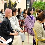 ピッチに聞き入る女性起業家ら＝起業プラザひょうご（神戸市中央区）