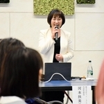 全体好評を行う審査員代表の株式会社ファーストブランド・河本扶美子社長＝起業プラザひょうご
