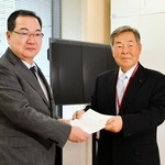 総務省の担当者に意見書を手渡す兵庫県議会の浜田知昭議長（右）＝東京都千代田区
