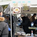 温かい飲み物やおかゆを求め、生活に困窮する人々が列をなした＝２８日午前、神戸市中央区加納町６（撮影・大田将之）