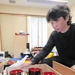 ９月の豪雨で水害の影響を受けた輪島塗の漆器。工房から自宅に避難させ、一つずつ手直ししていく＝石川県輪島市