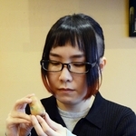 「犠牲になったのがなぜあの人やったんかな」。島田怜奈さんの作品を手に、整理できない思いを振り返る和田千早さん＝堺市南区