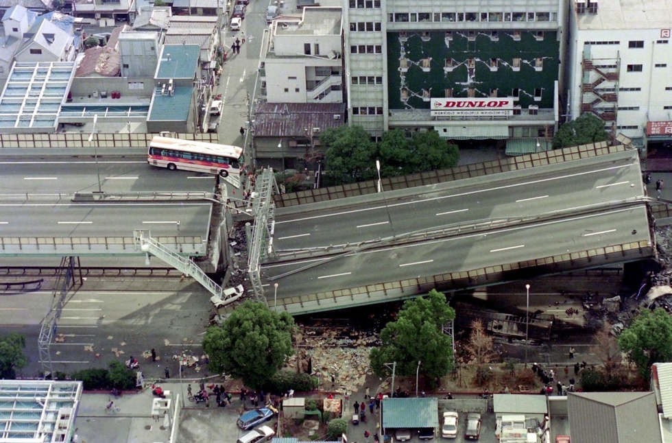 高架道路、横倒しから30年 阪神高速が震災資料保管庫を特別開館 11、12