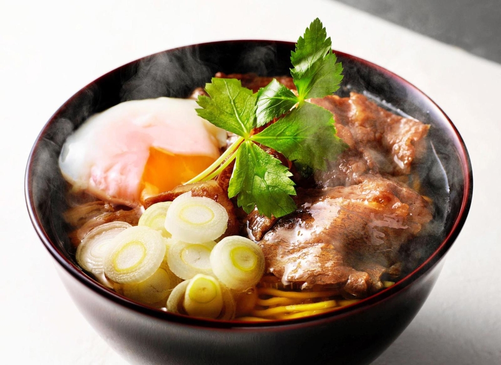 輪島塗の器＋神戸ビーフ!「究極のえきそば」3850円で世界アピール