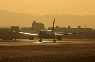 朝日に照らされて輝く飛行機＝１日午前７時４６分、伊丹市森本７、伊丹スカイパーク