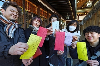 色とりどりのおみくじを引いて、今年１年を占った家族＝１日、神戸市長田区長田町３、長田神社（撮影・長嶺麻子）