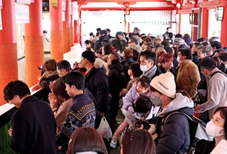 手を合わせて祈願する初詣客ら＝１日、神戸市中央区下山手通１、生田神社（撮影・長嶺麻子）