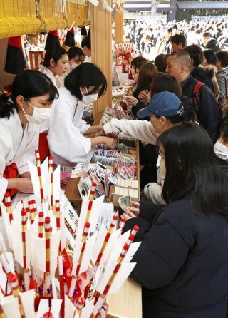 参拝の後に縁起物を買い求める初詣客＝１日、神戸市中央区多聞通３、湊川神社（撮影・長嶺麻子）