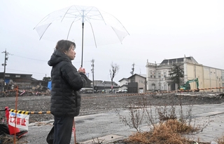 大規模火災のあった輪島朝市通り周辺をじっと見つめる女性＝１日午後４時１２分、石川県輪島市河井町（撮影・風斗雅博）